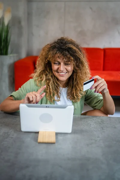 Evde Yetişkin Bir Kadın Online Alışveriş Için Kredi Kartı Banka — Stok fotoğraf
