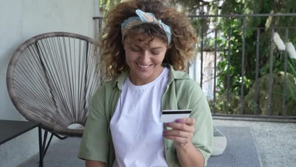 Eine Erwachsene Frau Hause Benutzt Kredit Oder Debitkarte Für Online — Stockvideo