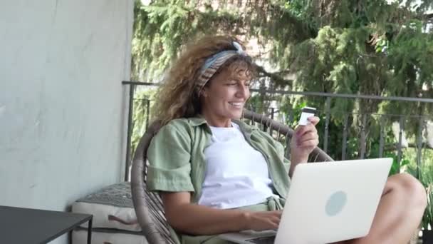 Una Mujer Adulta Casa Utilizar Tarjeta Crédito Débito Para Las — Vídeos de Stock
