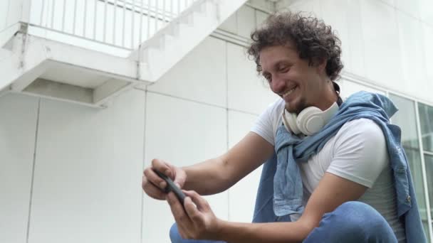 Hombre Caucásico Sentarse Aire Libre Tomar Freno Sonrisa Feliz Jugar — Vídeos de Stock
