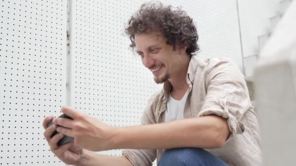 Homem Caucasiano Sentar Livre Tomar Sorriso Feliz Freio Jogar Jogos — Vídeo de Stock