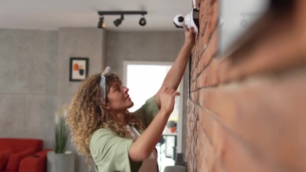 Mulher Caucasiana Adulto Ajustar Preparar Câmera Segurança Vigilância Casa — Vídeo de Stock