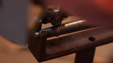 Kuyumculuk yüzüğü, altın yüzüğü işlenmemiş altından nihai ürüne ayarlama ve cilalama işlemi yapıyor.