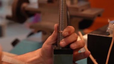 Kuyumculuk yüzüğü, altın yüzüğü işlenmemiş altından nihai ürüne ayarlama ve cilalama işlemi yapıyor.