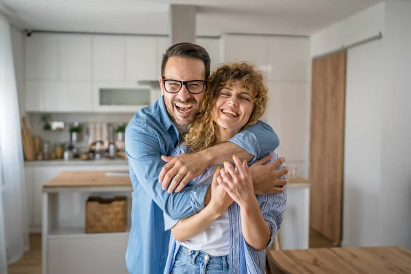 Gelukkig Kaukasisch Volwassen Paar Man Vrouw Thuis Samen Glimlach Man — Stockfoto