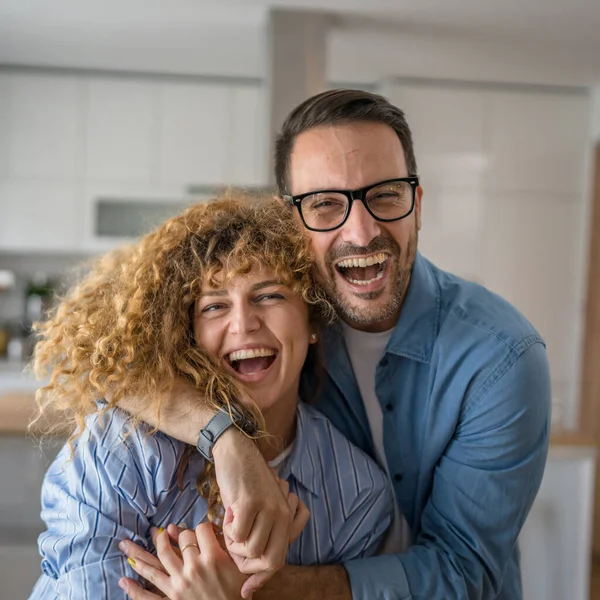 Gelukkig Kaukasisch Volwassen Paar Man Vrouw Thuis Samen Glimlach Man — Stockfoto