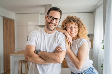 Mutlu Kafkasyalı yetişkin çift evde birlikte gülümsüyor karı koca ya da sevgili olarak eğleniyorlar.