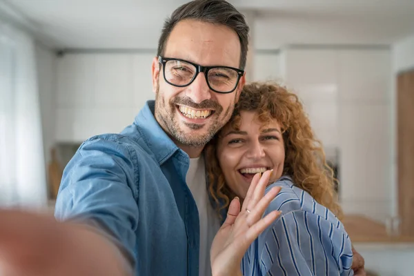 Gelukkig Kaukasisch Volwassen Paar Man Vrouw Thuis Samen Glimlach Man — Stockfoto