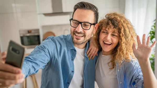 Glücklich Kaukasischen Erwachsenen Paar Mann Und Frau Hause Zusammen Lächeln — Stockfoto