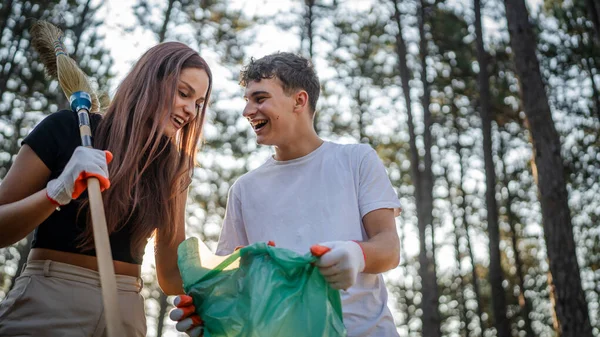 Çift Genç Arkadaşlar Erkek Beyaz Kadın Atık Plastik Şişeleri Kağıtları — Stok fotoğraf