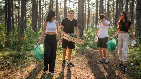 Groep Tiener Vrienden Gen Man Vrouw Kaukasische Mannen Vrouwen Oprapen — Stockfoto