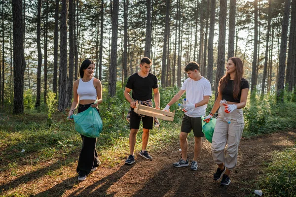Grupp Tonårsvänner Gen Manliga Och Kvinnliga Kaukasiska Män Kvinnor Plocka — Stockfoto