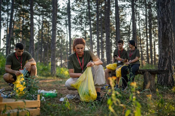 Gruppe Von Teenagerfreunden Gen Männliche Und Weibliche Kaukasische Männer Frauen — Stockfoto