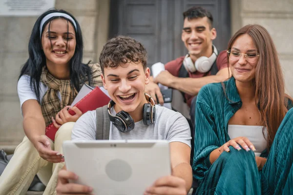 Groupe Amis Adolescents Caucasiens Assis Face École Université Détiennent Tablette — Photo