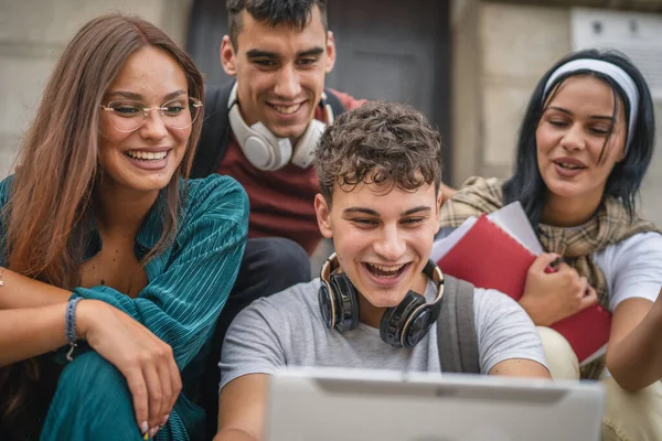 慎重な十代の友人のグループは 学校や大学の前に座ってデジタルタブレットの視聴ビデオ映画を保持したり ソーシャルネットワークの本当の人々のためにオンラインビデオ通話ブラウズインターネットを持っています — ストック写真