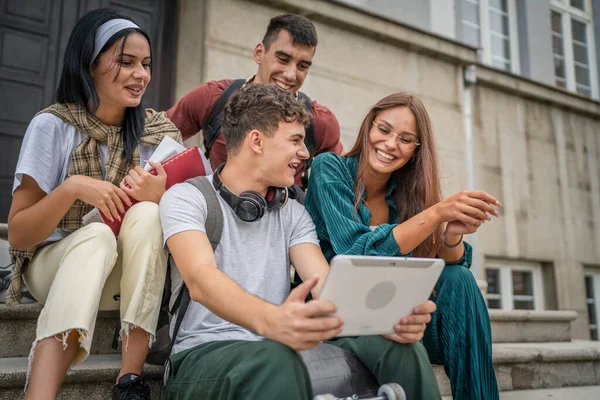 Groupe Amis Adolescents Caucasiens Assis Face École Université Détiennent Tablette — Photo