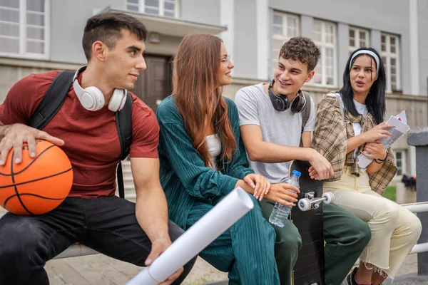 Grupa Nastolatków Gen Przed Szkołą Uniwersytet Mężczyzna Kobieta Przyjaciele Kaukaski — Zdjęcie stockowe