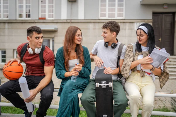 Groep Tienerstudenten Gen Voor School Universiteit Mannelijke Vrouwelijke Vrienden Kaukasische — Stockfoto
