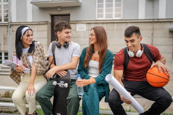 Grupp Tonårsstudenter Gen Framför Skolan Universitet Manliga Och Kvinnliga Vänner — Stockfoto