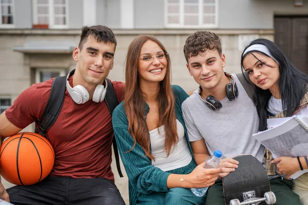 Grupp Tonårsstudenter Gen Framför Skolan Universitet Manliga Och Kvinnliga Vänner — Stockfoto