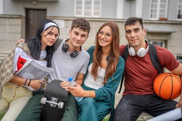 Bir Grup Genç Öğrenci Üniversitenin Erkek Bayan Arkadaşlarının Önünde Kampüsün — Stok fotoğraf