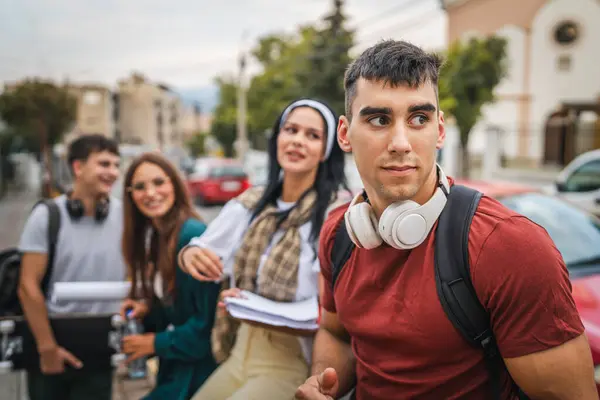 Groep Tienerstudenten Gen Voor School Universiteit Mannelijke Vrouwelijke Vrienden Kaukasische — Stockfoto