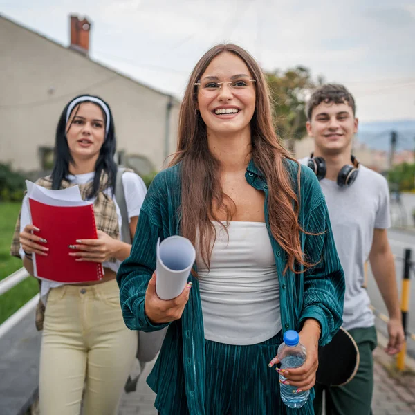 Bir Grup Genç Öğrenci Üniversitenin Önünde Yürür Erkek Kadın Arkadaşlar — Stok fotoğraf