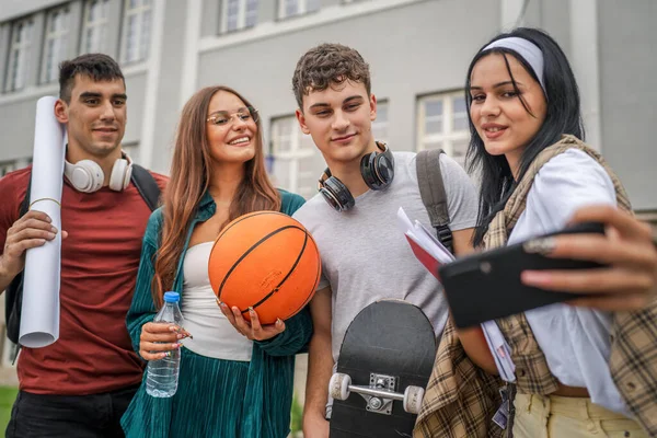 Grupp Tonåringar Studenter Tar Selfie Självporträtt Framför Skolan Universitet Manliga — Stockfoto