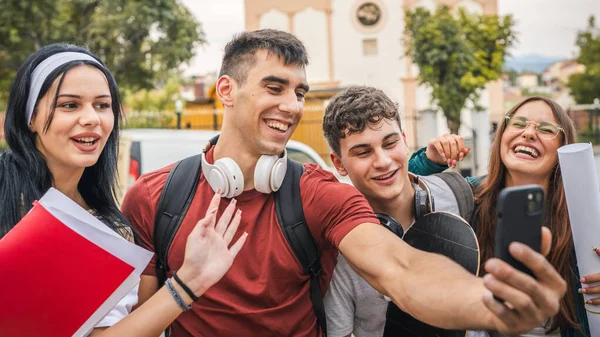 Grupp Tonåringar Studenter Tar Selfie Självporträtt Framför Skolan Universitet Manliga — Stockfoto