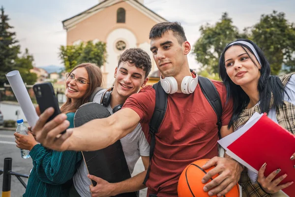 Grupo Estudiantes Adolescentes Tomar Autorretrato Selfie Frente Escuela Universidad Amigos —  Fotos de Stock