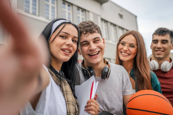 Grupo Estudiantes Adolescentes Tomar Autorretrato Selfie Frente Escuela Universidad Amigos —  Fotos de Stock
