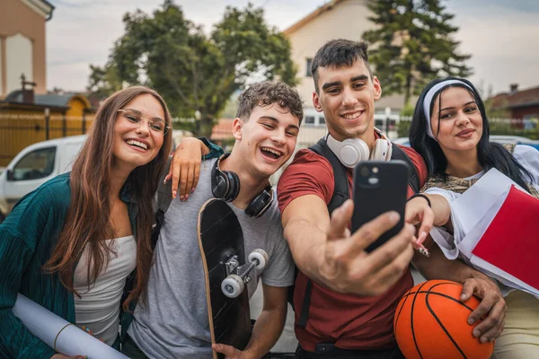 Groupe Adolescents Prennent Selfie Autoportrait Face École Université Hommes Femmes — Photo