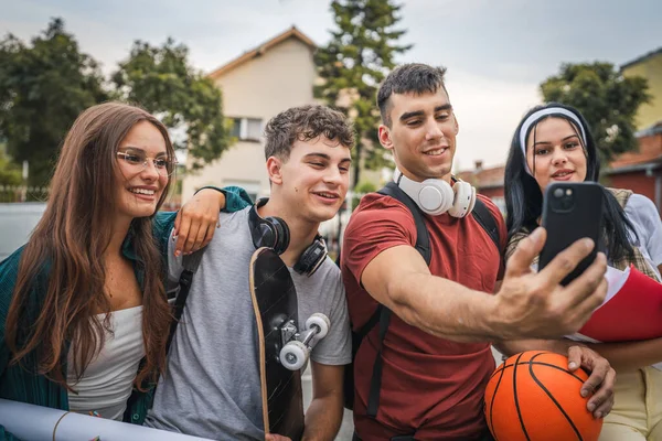 Groep Tiener Studenten Nemen Selfie Zelfportret Voorkant Van School Universiteit — Stockfoto