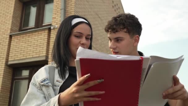 Paar Tiener Studenten Gen Studie Voorkant Van School Universiteit Man — Stockvideo