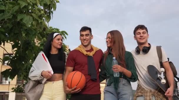 Gruppe Von Teenagern Gen Fuß Vor Der Schule Universität Männliche — Stockvideo