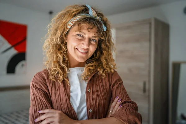 Kıvırcık Saçlı Yetişkin Bir Kadının Yakın Portresi Mutlu Bir Gülümseme — Stok fotoğraf