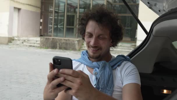 Homem Caucasiano Macho Sentar Parte Trás Seu Carro Usar Smartphone — Vídeo de Stock