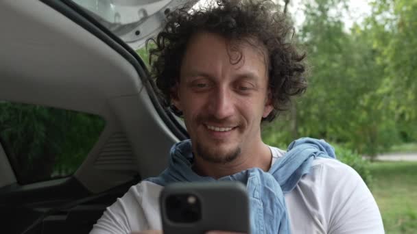 Man Kaukasisk Man Sitta Baksidan Sin Bil Använda Mobiltelefon Smartphone — Stockvideo