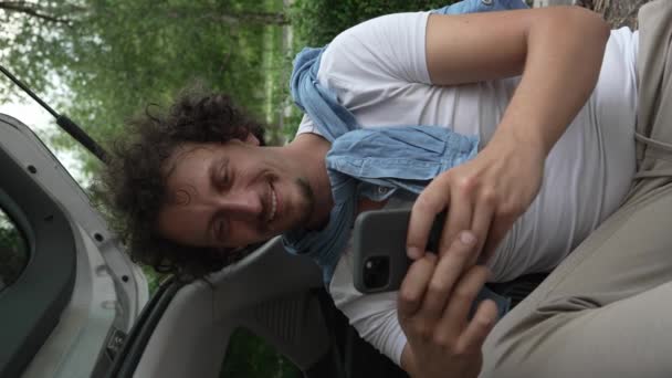 Uomo Maschio Caucasico Sedersi Nel Retro Della Sua Auto Utilizzare — Video Stock
