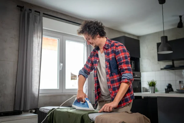 Homme Repassage Vêtements Maison Tenir Fer Sur Chemise Bord Ménage — Photo