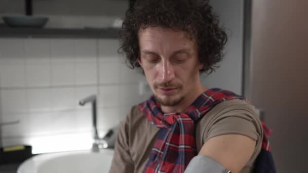 Beyaz Bir Erkek Masada Oturuyor Kan Basıncını Ölçmek Için Evde — Stok video
