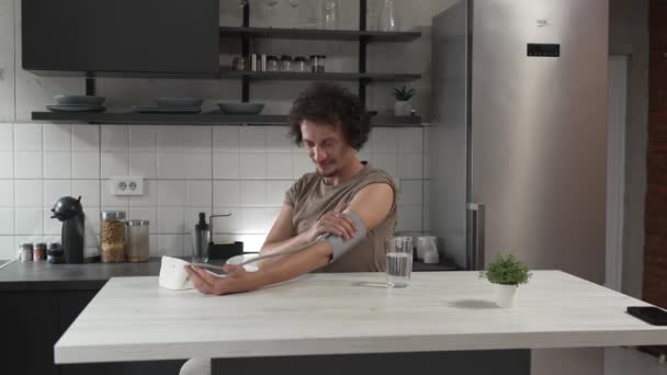 Egy Férfi Kaukázusi Férfi Asztalnál Ellenőrizni Vérnyomást Otthon Valós Személy — Stock videók
