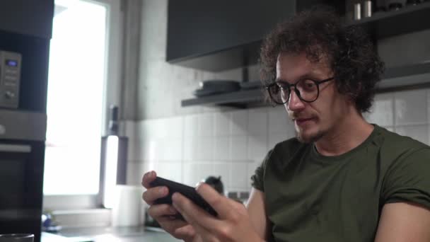 Homem Caucasiano Sentar Casa Jogar Jogos Vídeo Smartphone Celular — Vídeo de Stock