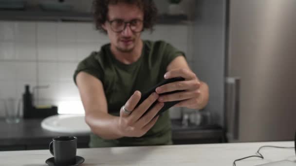 Білий Чоловік Сидить Вдома Грати Відеоігри Мобільному Телефоні — стокове відео
