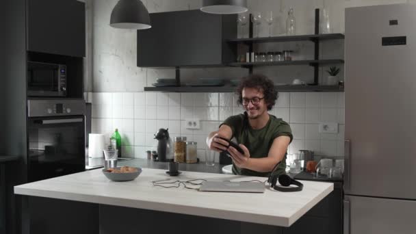 Homem Caucasiano Sentar Casa Jogar Jogos Vídeo Smartphone Celular — Vídeo de Stock