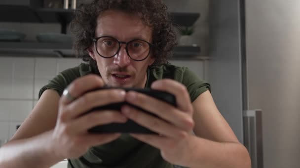 Beyaz Adam Evinde Oturup Akıllı Cep Telefonuyla Video Oyunları Oynuyor — Stok video