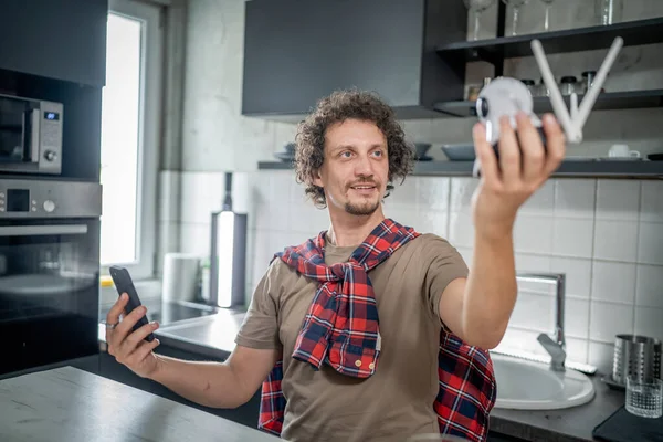 Homme Caucasien Tenant Maison Caméra Surveillance Sécurité Téléphone Mobile Essayant — Photo