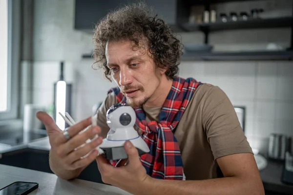 Beyaz Adam Güvenlik Kamerası Cep Telefonunu Elinde Tutuyor Kurulumu Sağlayan — Stok fotoğraf