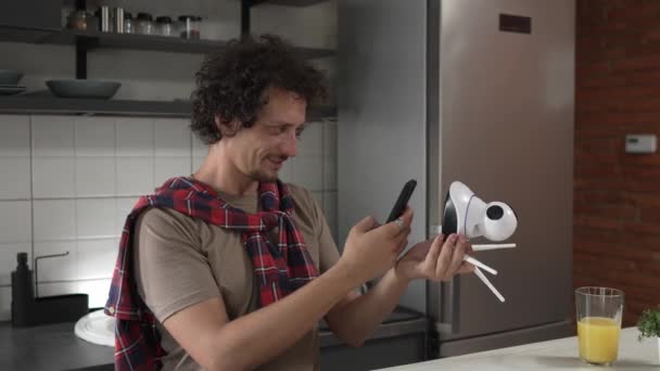 Blanke Man Houdt Huis Bewakingscamera Mobiele Telefoon Proberen Installeren Van — Stockvideo