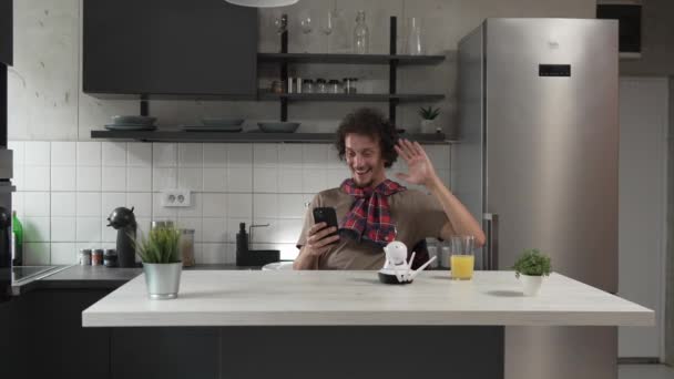 Beyaz Adam Güvenlik Kamerası Cep Telefonunu Elinde Tutuyor Bir Uygulama — Stok video
